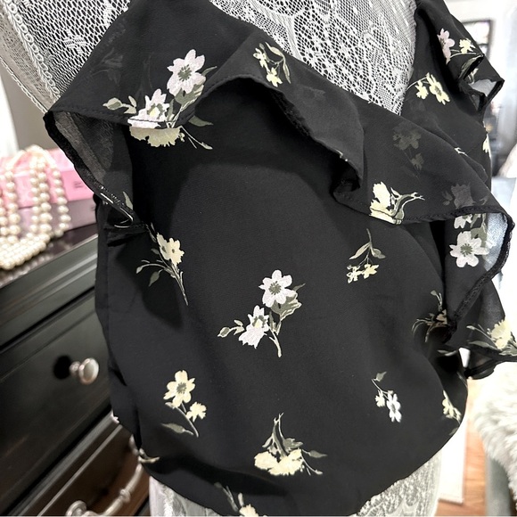 Hollister Floral Black Crisscross Spaghetti Ruffle Top Size S - Picture 4 of 10